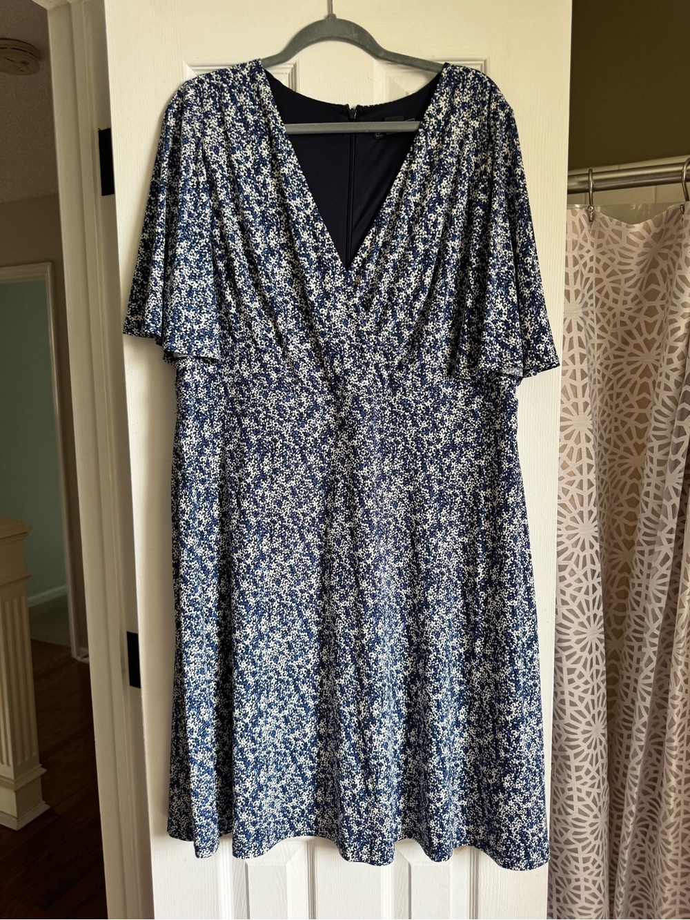 Jessica Howard Blue and White Floral V-Neck Dress